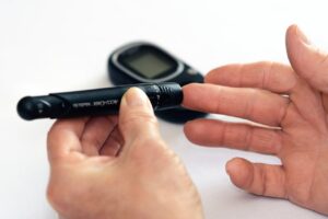 Diabetes finger prick test device pen with monitor