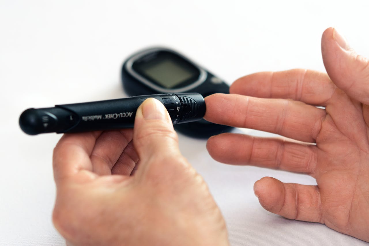 Diabetes finger prick test device pen with monitor